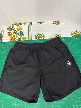 Reebok Black Men’s Athletic Shorts White Logo Zipper Mini Pocket Elastic Waist